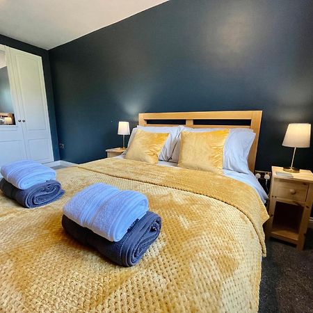 Large 5 Bed Detached House Near Stansted Airport With Parking For 2 Vehicles! Stansted Stays สแตนสเต็ด เมาท์ฟิทเช็ต ภายนอก รูปภาพ