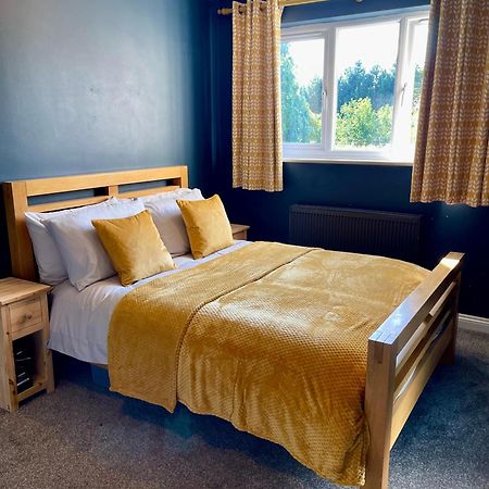 Large 5 Bed Detached House Near Stansted Airport With Parking For 2 Vehicles! Stansted Stays สแตนสเต็ด เมาท์ฟิทเช็ต ภายนอก รูปภาพ