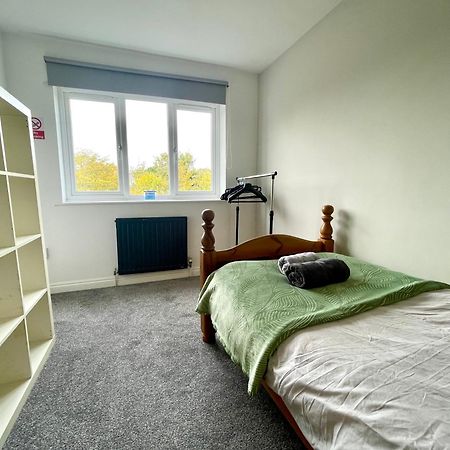 Large 5 Bed Detached House Near Stansted Airport With Parking For 2 Vehicles! Stansted Stays สแตนสเต็ด เมาท์ฟิทเช็ต ภายนอก รูปภาพ