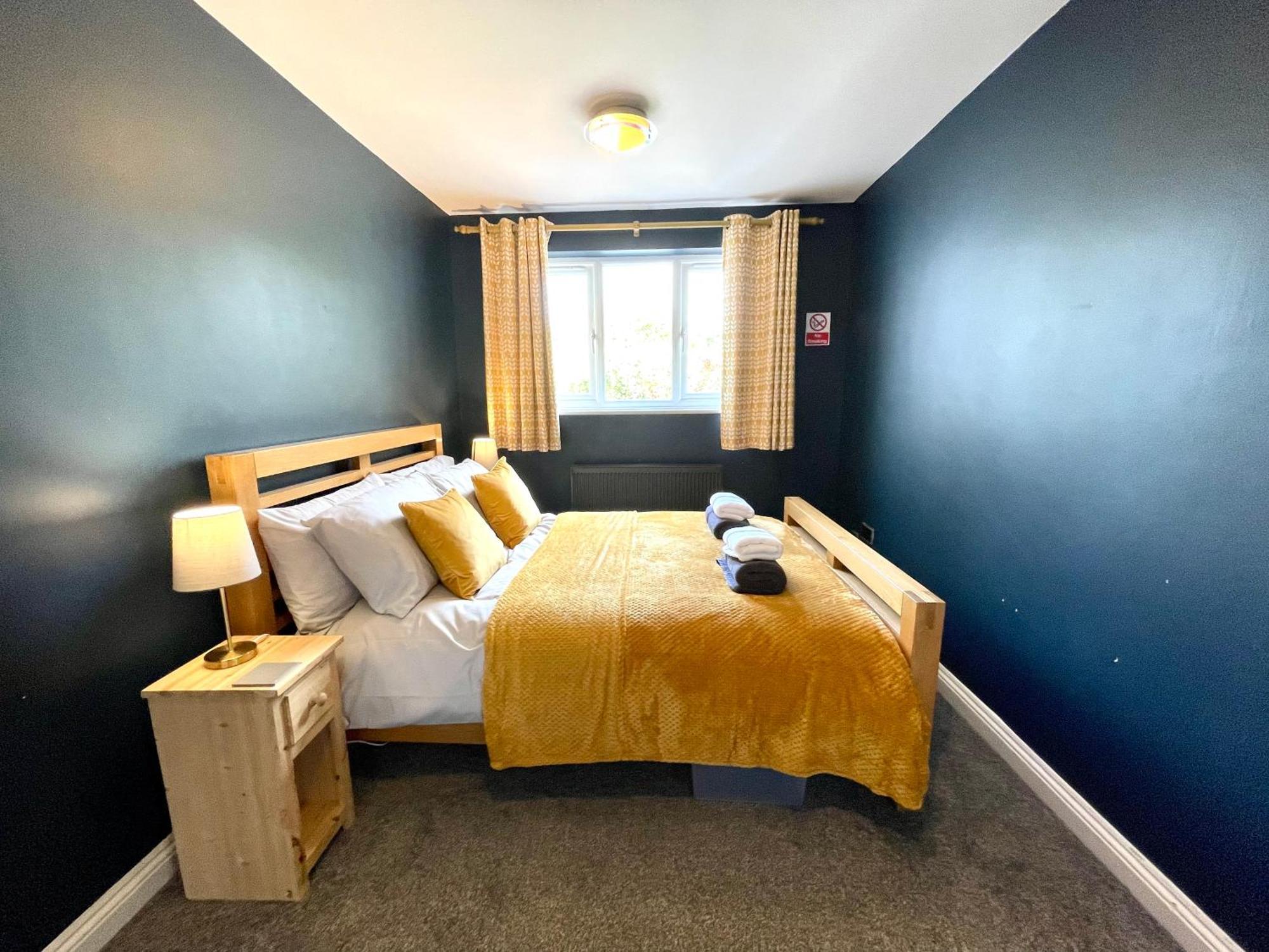 Large 5 Bed Detached House Near Stansted Airport With Parking For 2 Vehicles! Stansted Stays สแตนสเต็ด เมาท์ฟิทเช็ต ภายนอก รูปภาพ