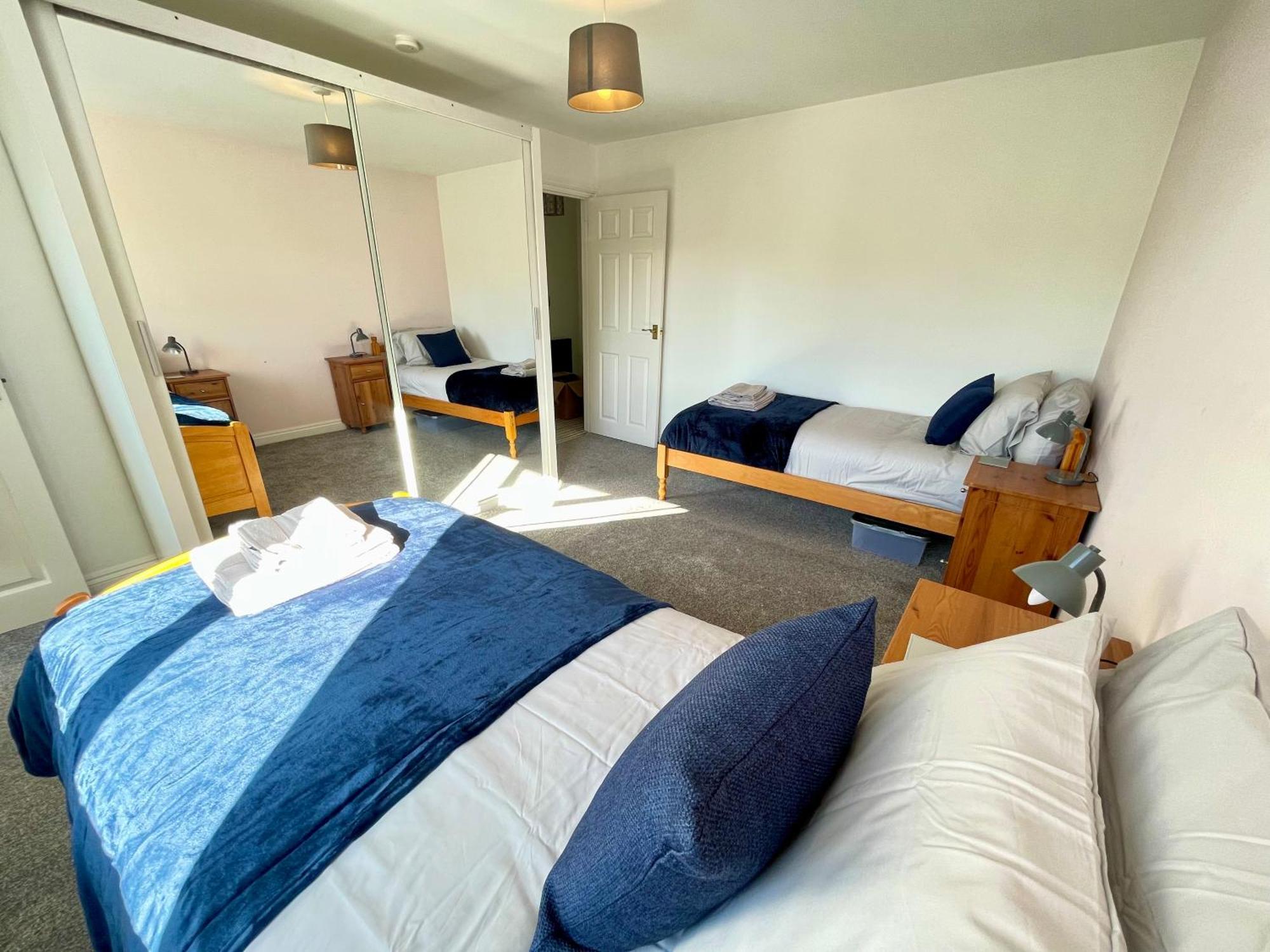 Large 5 Bed Detached House Near Stansted Airport With Parking For 2 Vehicles! Stansted Stays สแตนสเต็ด เมาท์ฟิทเช็ต ภายนอก รูปภาพ