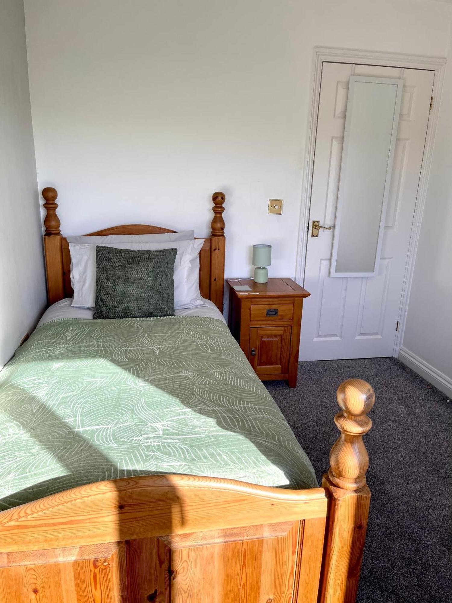 Large 5 Bed Detached House Near Stansted Airport With Parking For 2 Vehicles! Stansted Stays สแตนสเต็ด เมาท์ฟิทเช็ต ภายนอก รูปภาพ