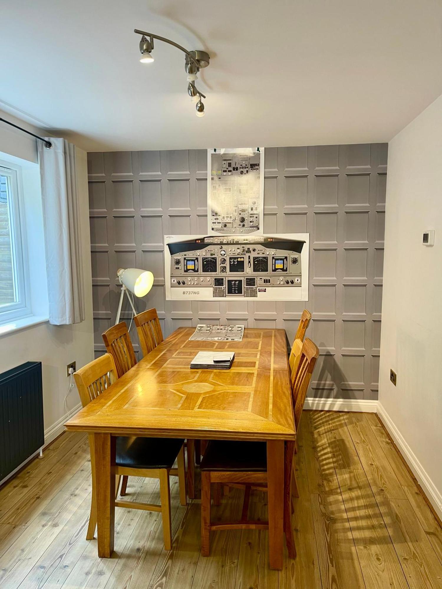 Large 5 Bed Detached House Near Stansted Airport With Parking For 2 Vehicles! Stansted Stays สแตนสเต็ด เมาท์ฟิทเช็ต ภายนอก รูปภาพ