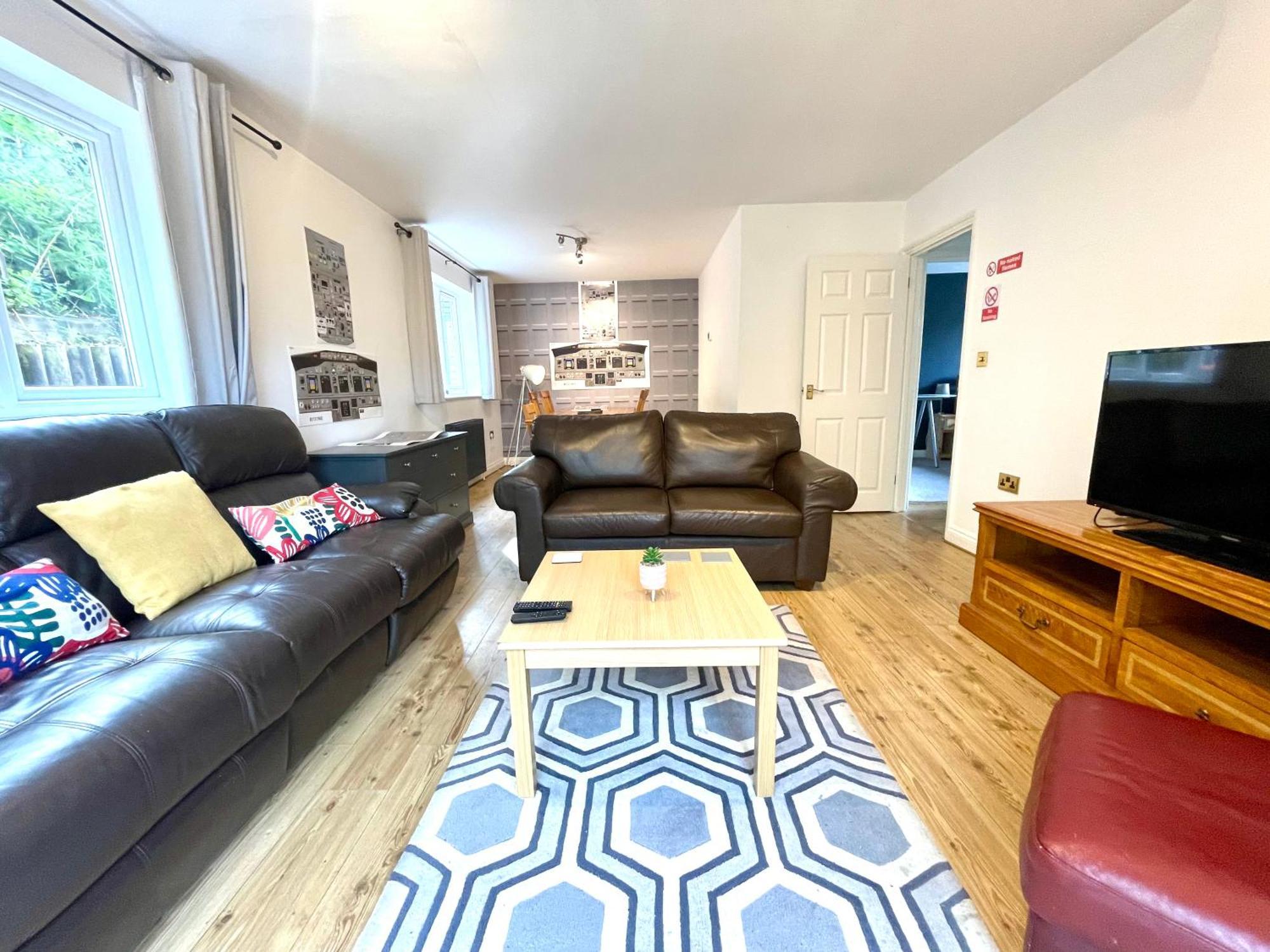 Large 5 Bed Detached House Near Stansted Airport With Parking For 2 Vehicles! Stansted Stays สแตนสเต็ด เมาท์ฟิทเช็ต ภายนอก รูปภาพ