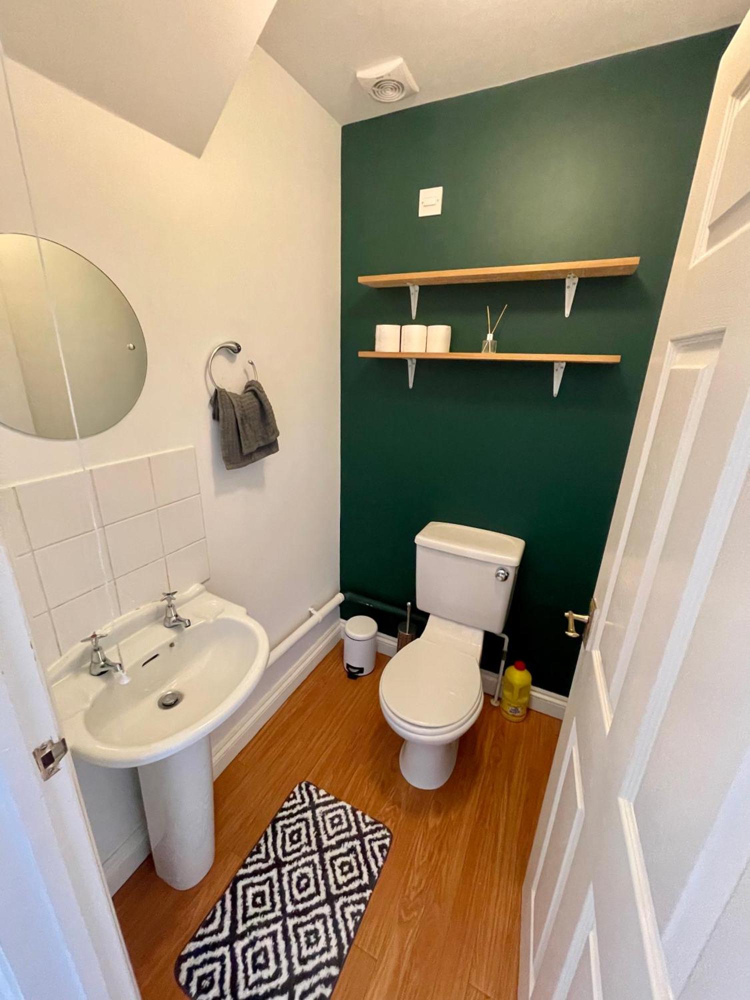 Large 5 Bed Detached House Near Stansted Airport With Parking For 2 Vehicles! Stansted Stays สแตนสเต็ด เมาท์ฟิทเช็ต ภายนอก รูปภาพ