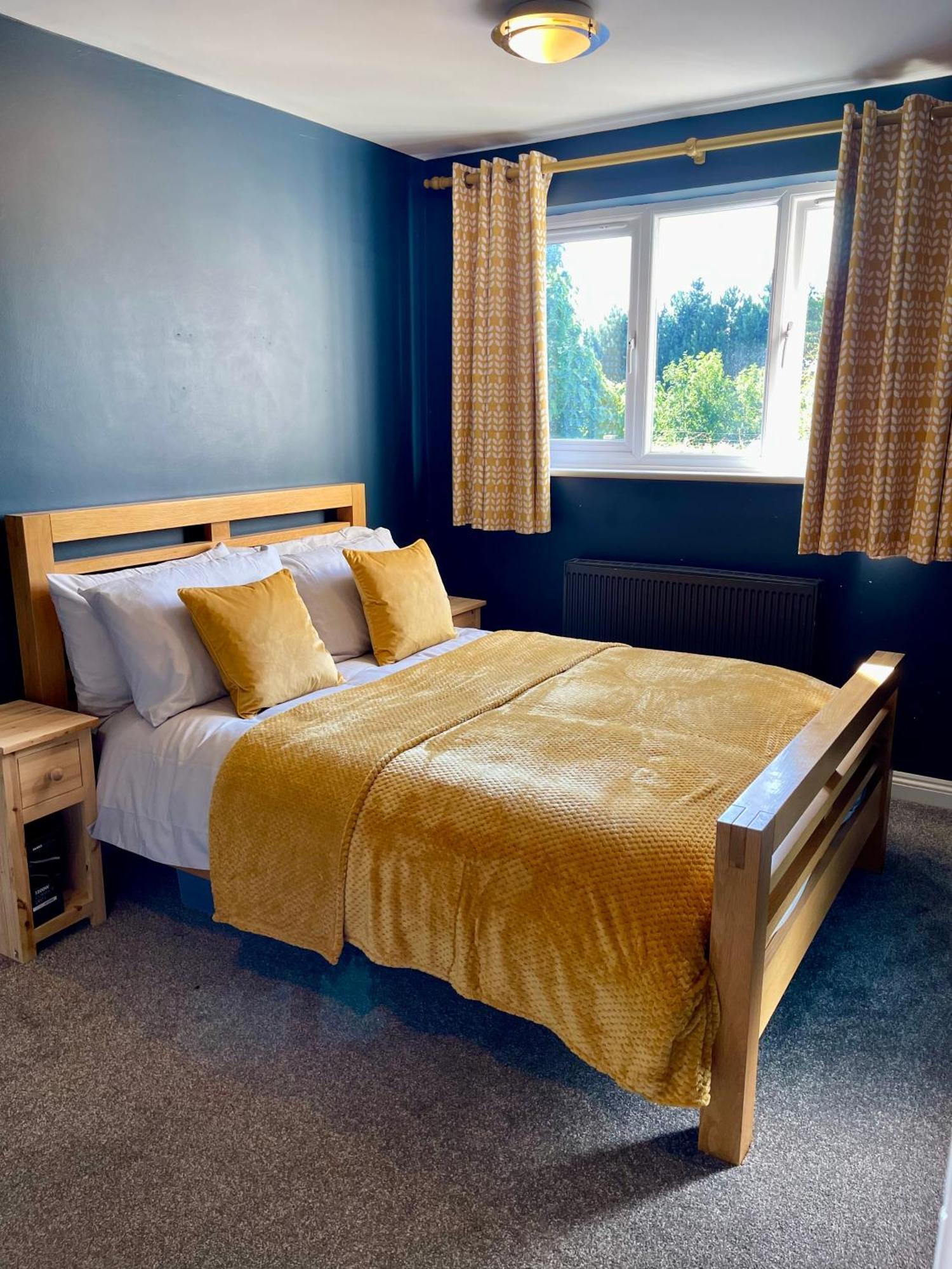 Large 5 Bed Detached House Near Stansted Airport With Parking For 2 Vehicles! Stansted Stays สแตนสเต็ด เมาท์ฟิทเช็ต ภายนอก รูปภาพ