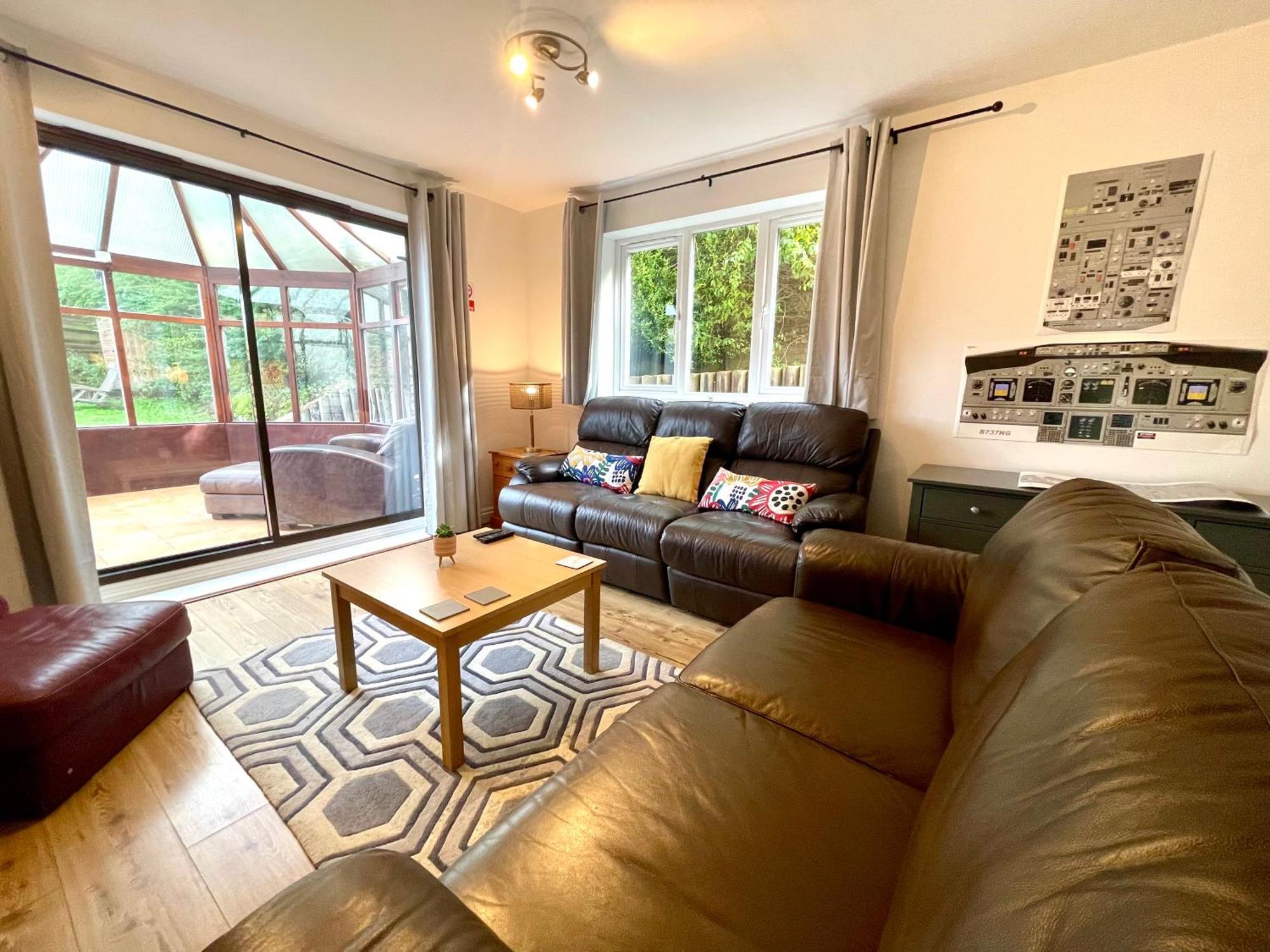 Large 5 Bed Detached House Near Stansted Airport With Parking For 2 Vehicles! Stansted Stays สแตนสเต็ด เมาท์ฟิทเช็ต ภายนอก รูปภาพ
