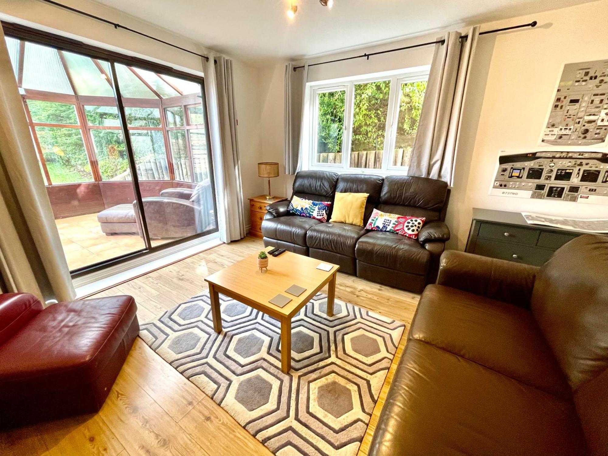 Large 5 Bed Detached House Near Stansted Airport With Parking For 2 Vehicles! Stansted Stays สแตนสเต็ด เมาท์ฟิทเช็ต ภายนอก รูปภาพ