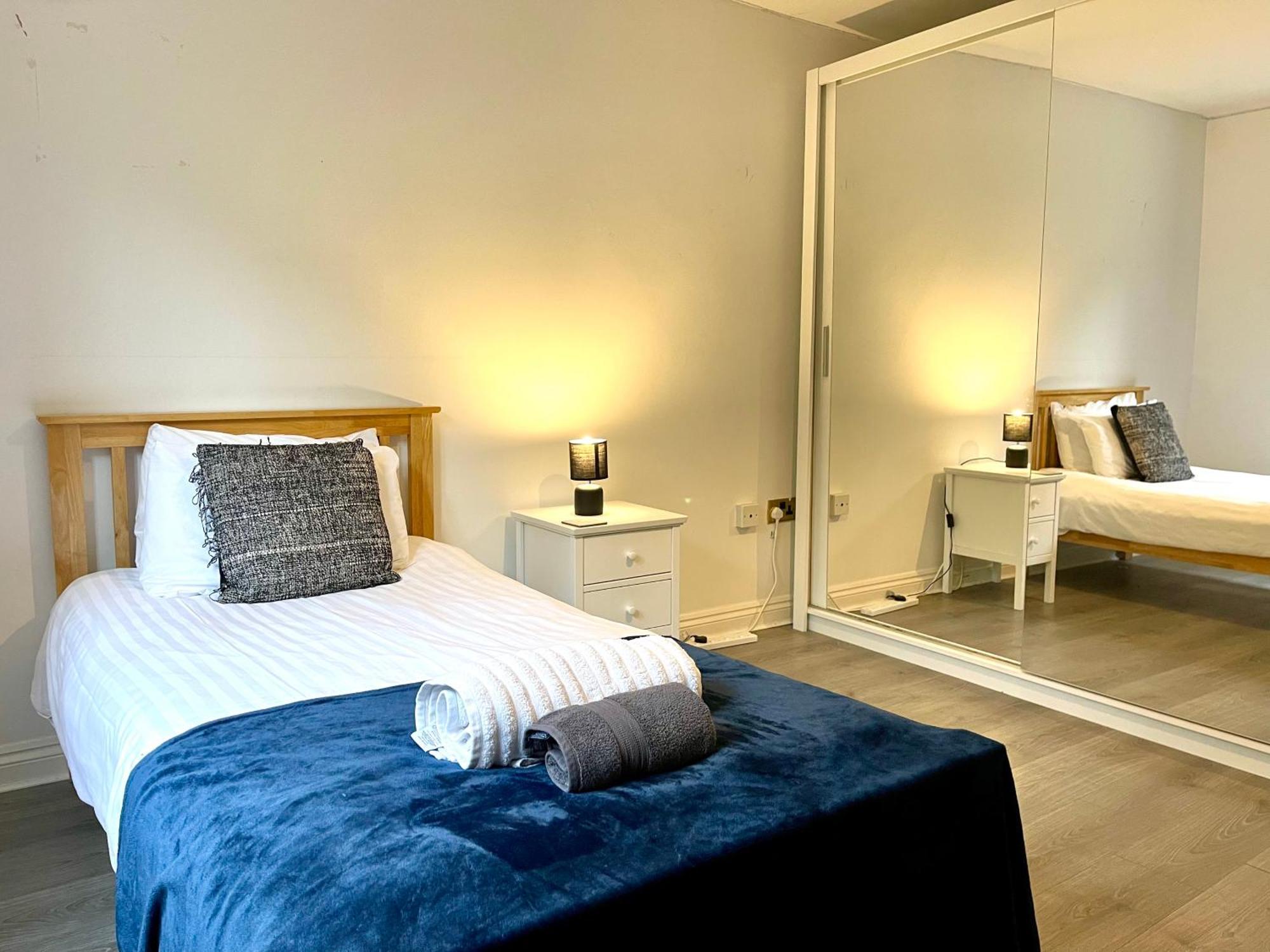 Large 5 Bed Detached House Near Stansted Airport With Parking For 2 Vehicles! Stansted Stays สแตนสเต็ด เมาท์ฟิทเช็ต ภายนอก รูปภาพ